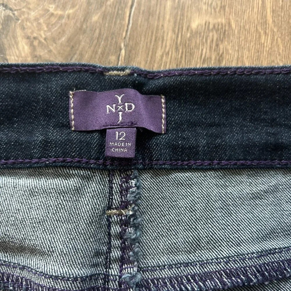 jean bermuda shorts with lift and tuck features - Picture 3 of 7